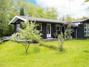 Chic Holiday Home in Hovedstaden with Terrace in Dronningmølle